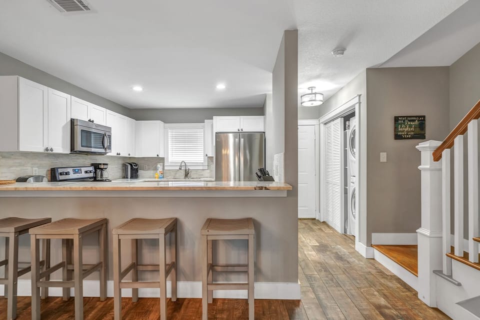 Kitchen w/ Breakfast Bar