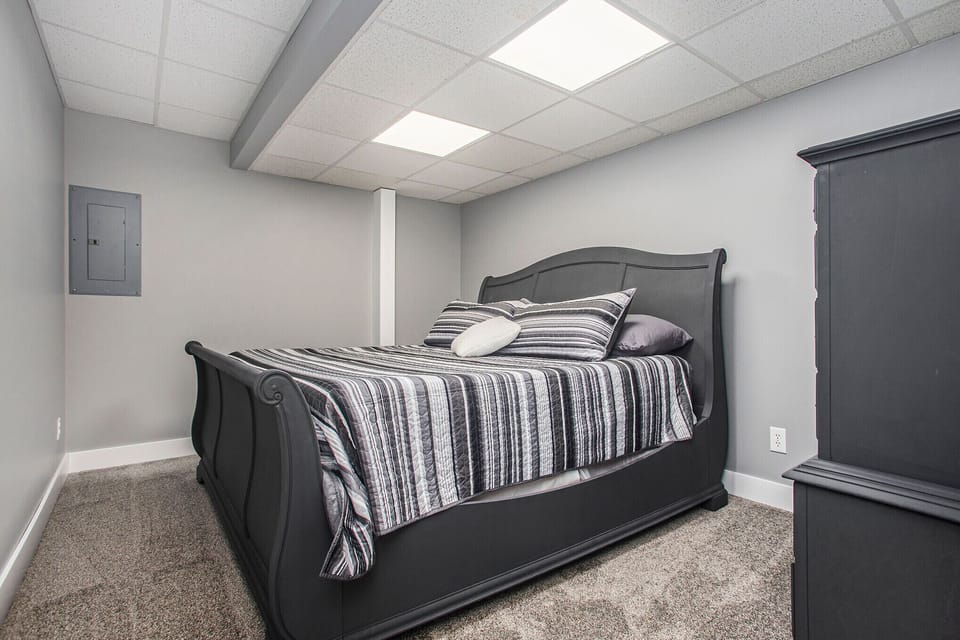 Bedroom 4- (lower level) King bed