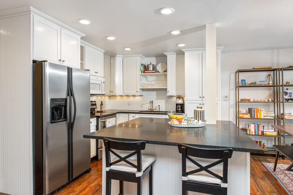 Large island, perfect for cooking and entertaining. Very uplifting natural light