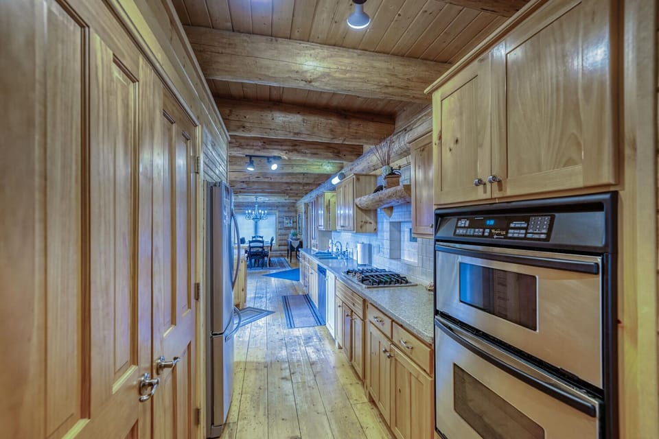 •Kitchen/Pantry Area