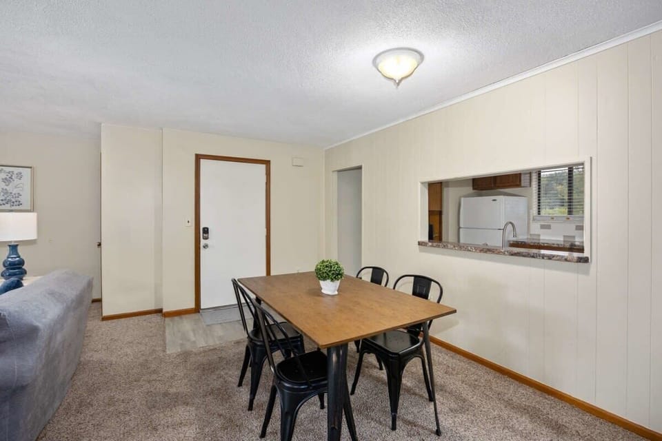 Unit C: Dining for 4