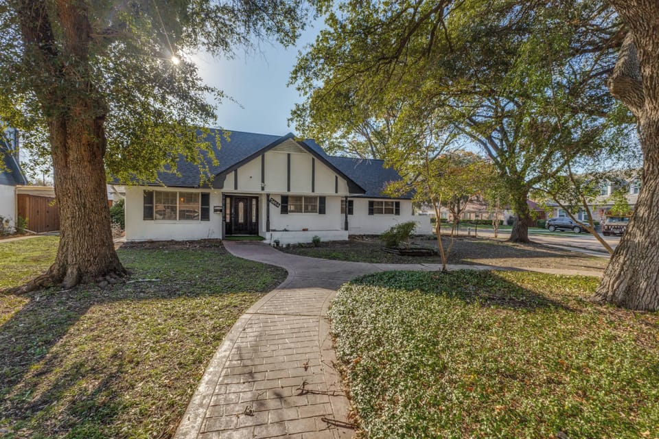 Elegant & Cozy Home in a Tranquil Neighborhood