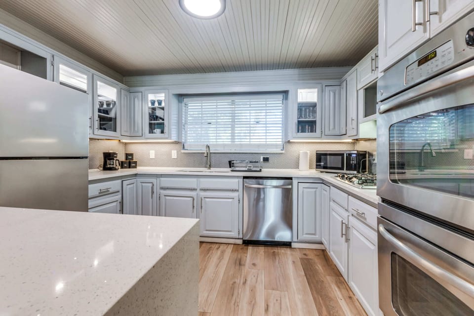 Modern & Fully Equipped Kitchen for Home Cooking