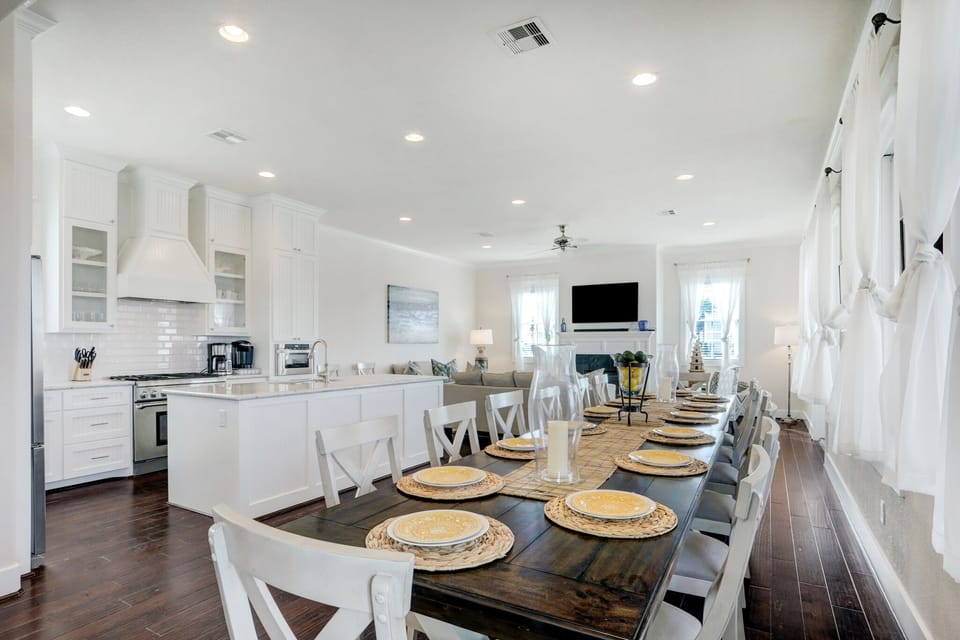 Open kitchen and large dining room table perfect to friends and family 