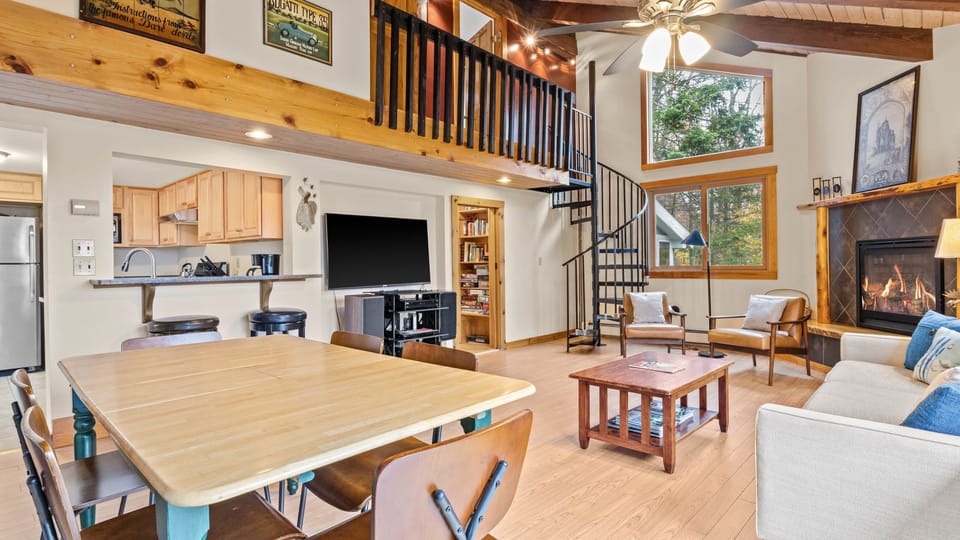 Open layout-spiral stairs to loft