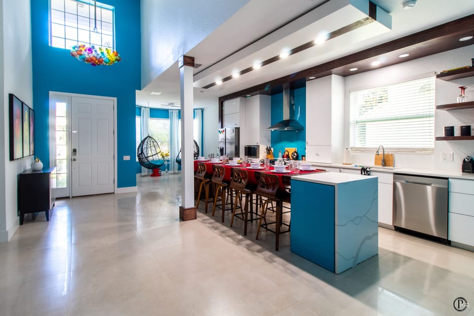 Dining island in kitchen seats 10 | Fully equipped contemporary kitchen. 