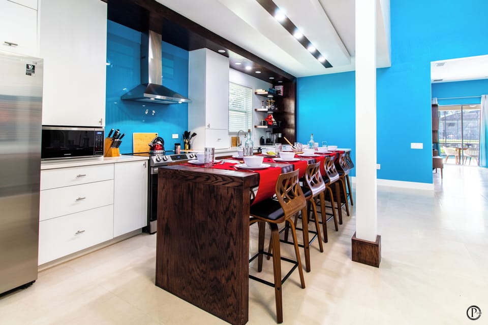 Dining island in kitchen seats 10 | Fully equipped contemporary kitchen. 