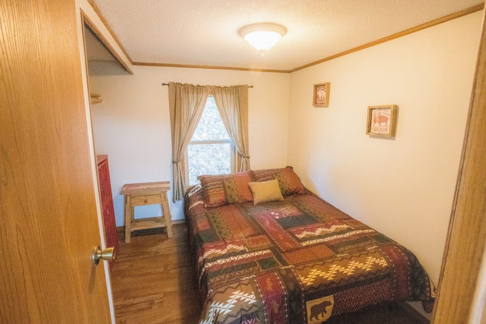 Queen bed in 2nd bedroom