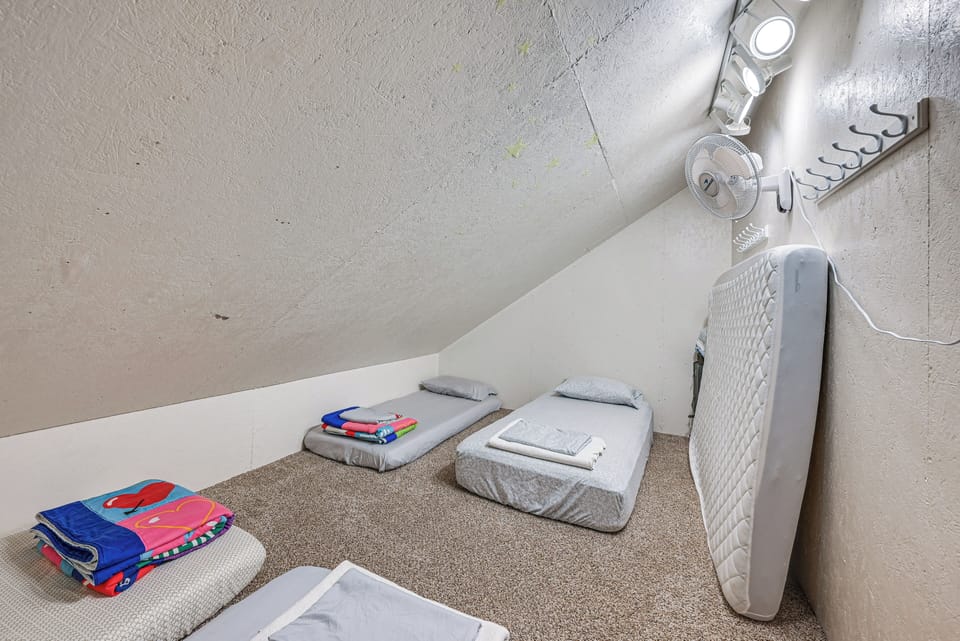 Bonus Room | 4 Twin Mattresses | 1 Full Mattress