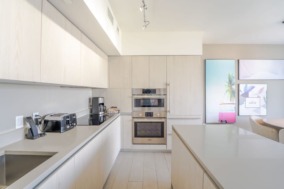 Picture yourself cooking some pancakes for breakfast in this amazing kitchen!