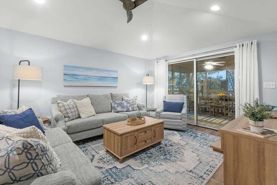 Welcome to 1128 Summerwind. Ideally located in a lovely area on island.  Close to golf, ocean and club house