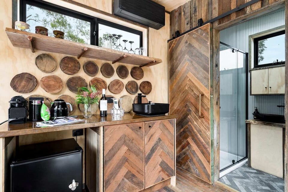 'Banksia' - Complete Dam Front Tiny Home in the Heart of Kangaroo Valley.

"Feel the magic of floating on the dam, whether it bed in the spacious bed or having an outdoor bath - you are at one with nature in complete privacy"