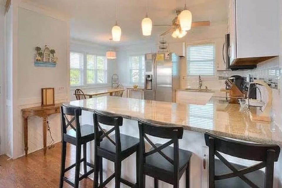Kitchen bar with plenty of seating