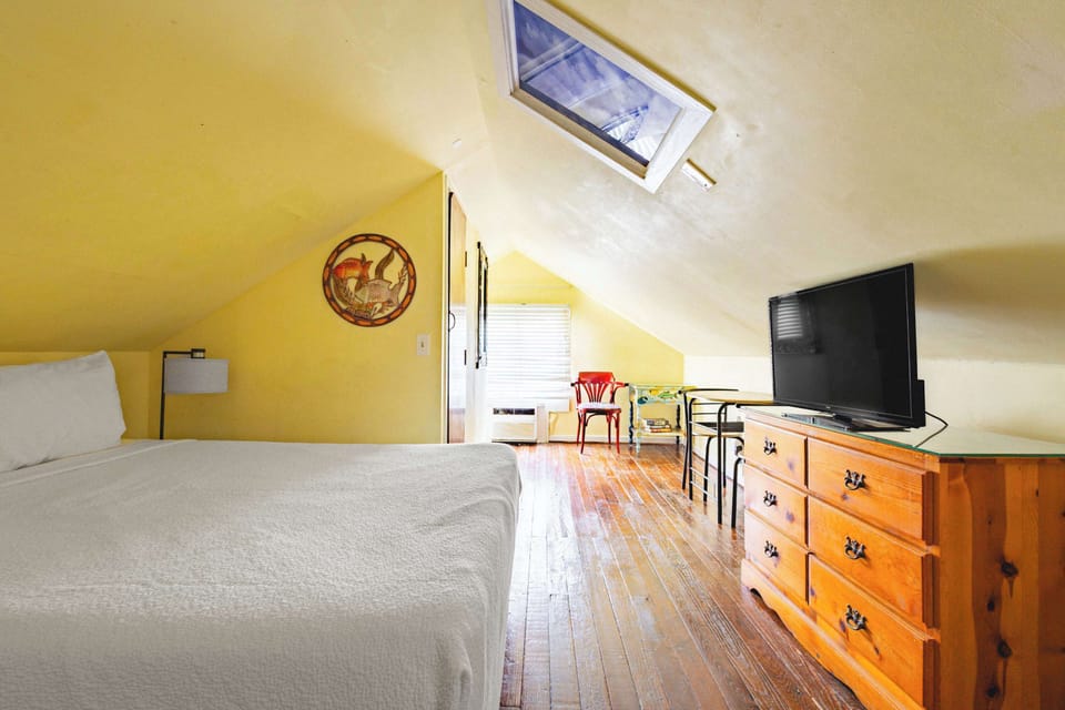 Queen Bedroom