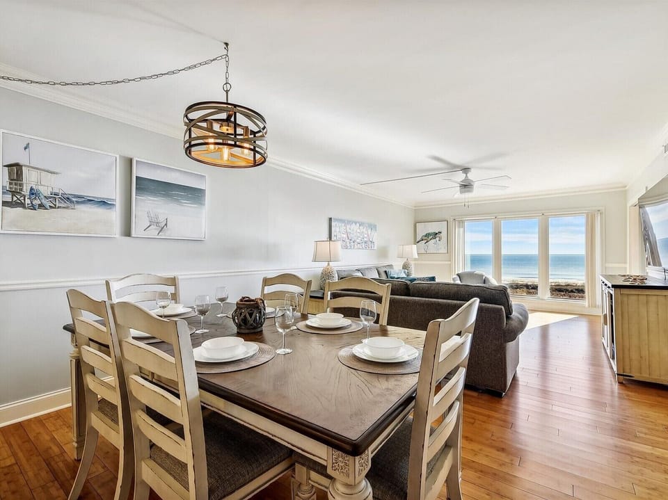 Dining Table with Ocean Views at 404 Shorewood