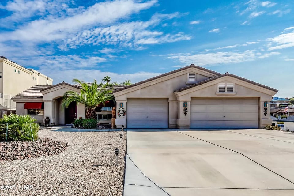 Front Entrance - room for 5-6 vehicle with an additional 3 car garage.