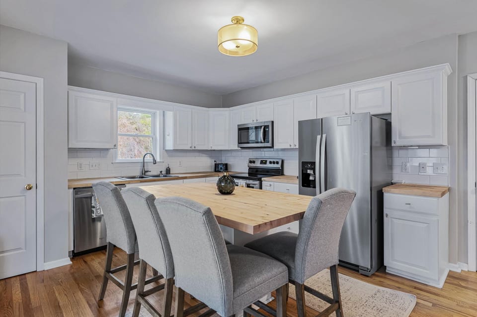 Enjoy ample space in the fridge for storing groceries, snacks & beverages, as well as pre-prepared meals! Enjoy high-end appliances.