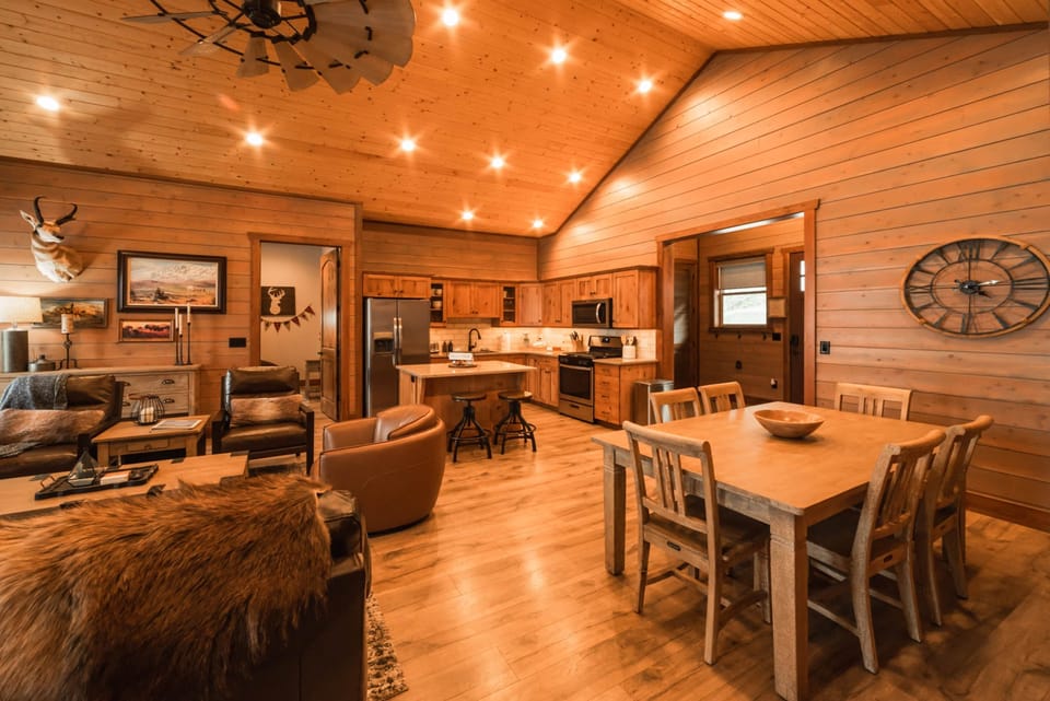 Cabin 5 | Top Level | Dining Area