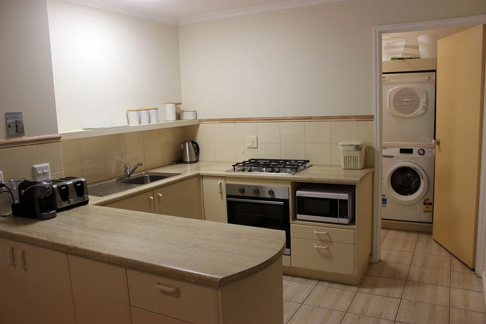 Kitchen & laundry