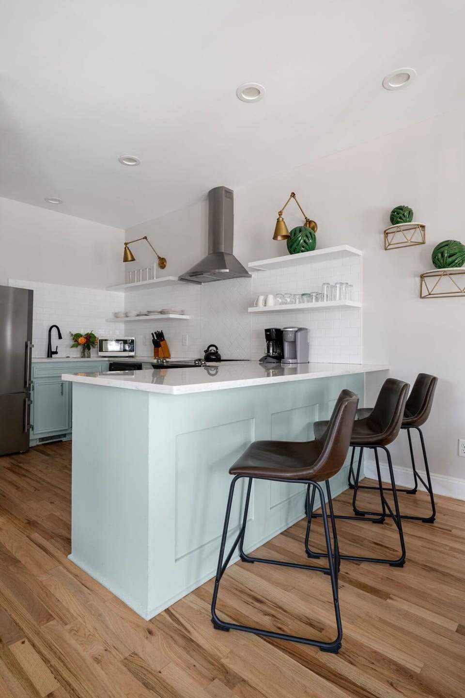 Fully equipped kitchen with bar seating