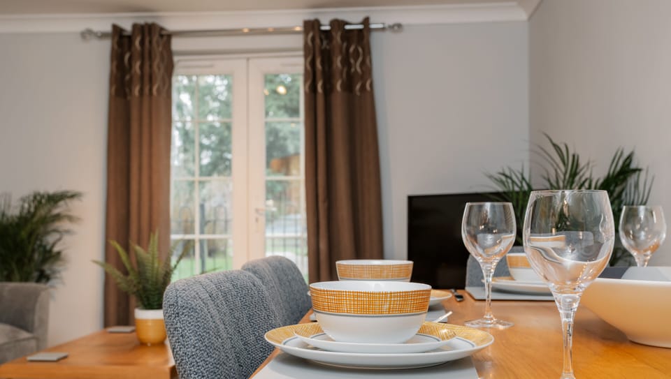 Dining area creates space for up to 6 guests
