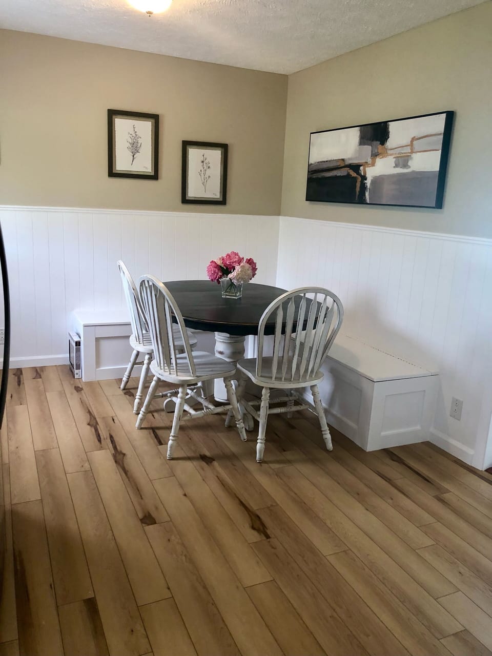 Eating area seats 6 comfortably