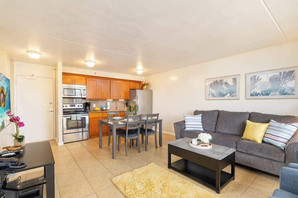 Overview of the living room with dining table and kitchen 