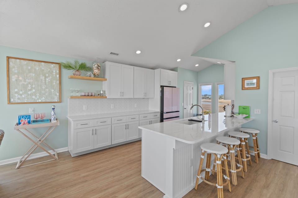 Beautiful brand new well appointed kitchen