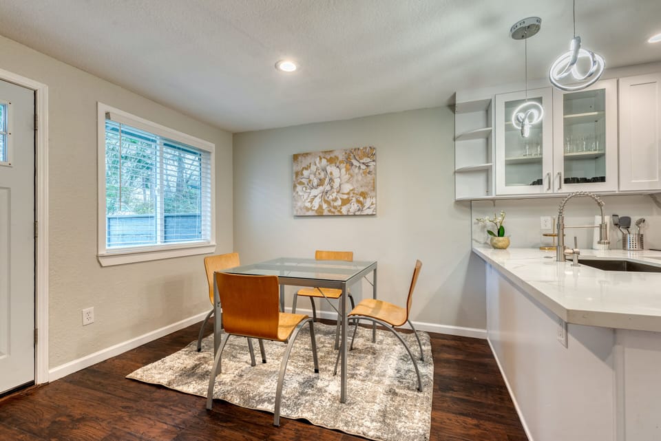 Dining area that can comfortably sit 4 guests