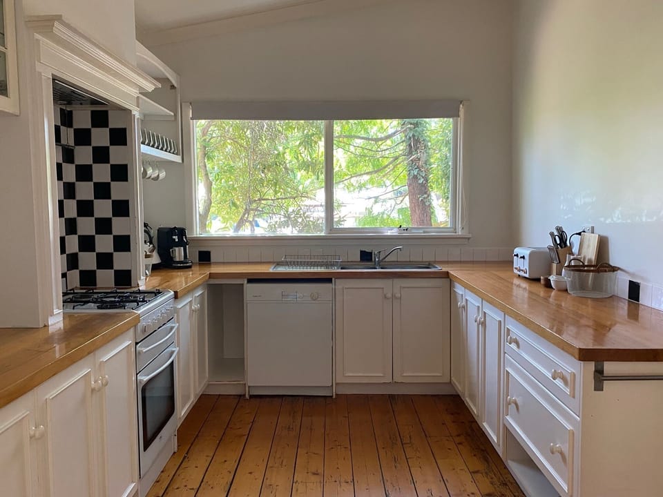 Fully equipped kitchen with electric cooking and dishwasher