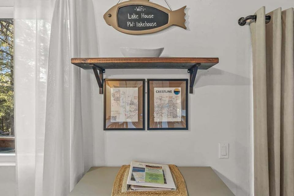 Guestbook with evrything you need to know about the Lake House and Crestline.