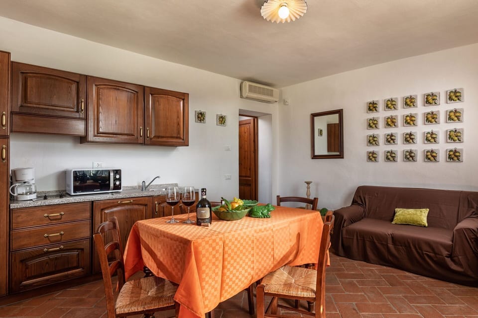 agriturismo-la-papessa-chianti-san-donato-farmhouse-gardenia-living-room-diningroom