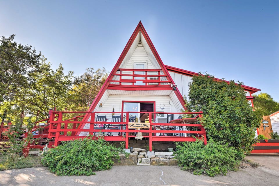 Granbury Vacation Rental | 1BR | 1BA | Loft | Step-Free Access | 978 Sq Ft