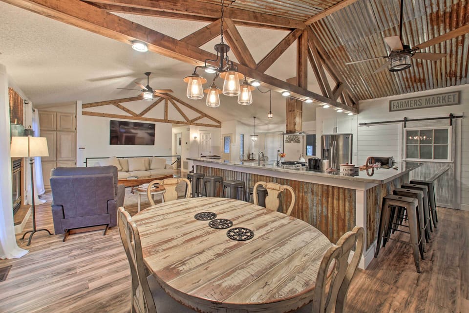 Dining Area | Dishware & Flatware Provided