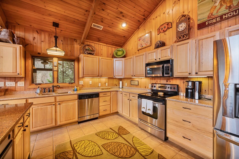 You'll be able to cook any meal you'll want with this stocked kitchen 