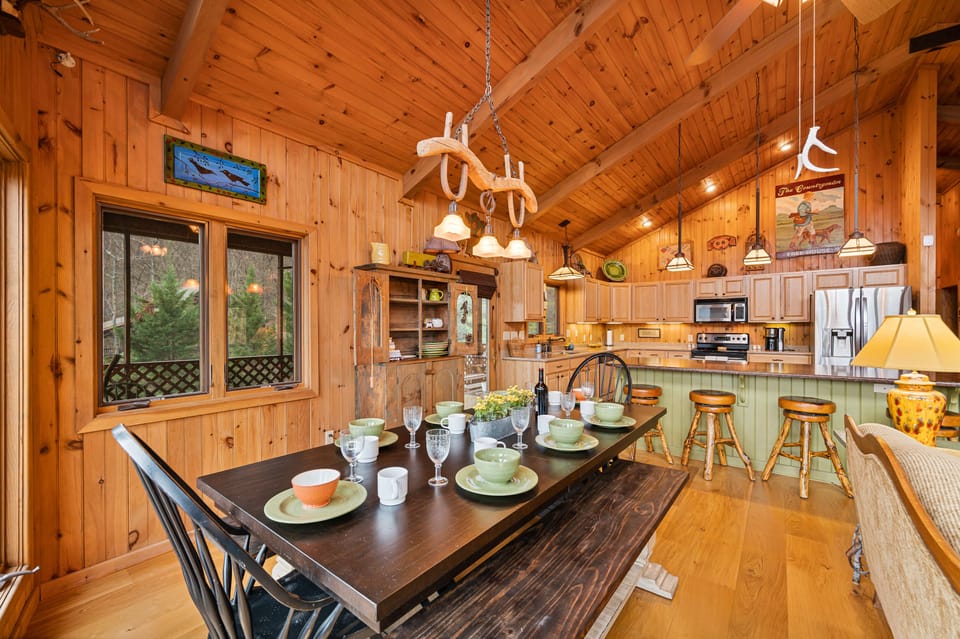 A large dining table and the counter will ensure everyone can enjoy a family dinner together 