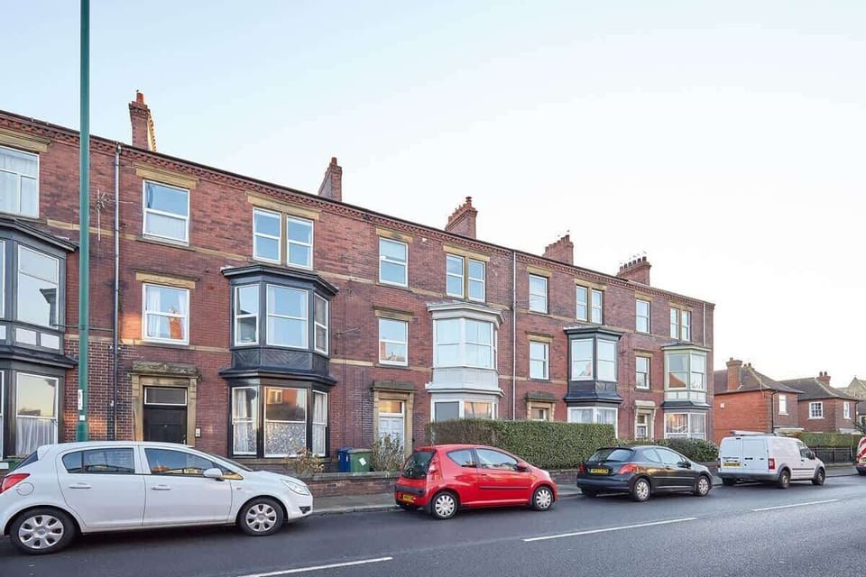 Cattersty Hideaway, Saltburn-by-the-Sea - Host & Stay