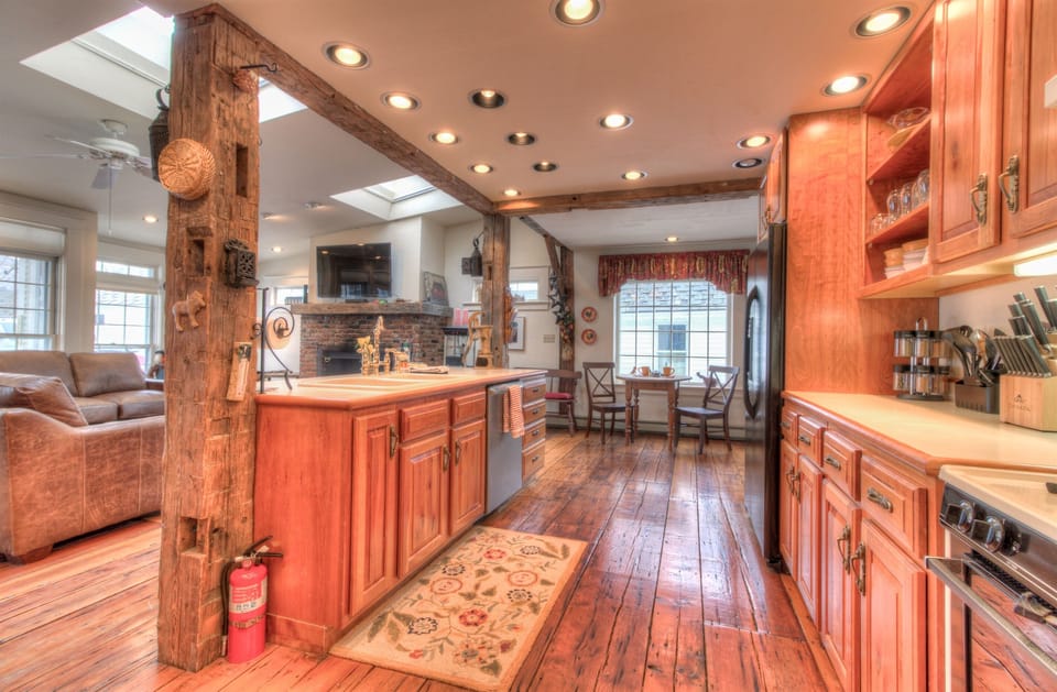 The kitchen is stocked with everything you need to wow your family and friends with your culinary abilities, or just keep the drinks cold and go out, all Weston has to offer is mere footsteps