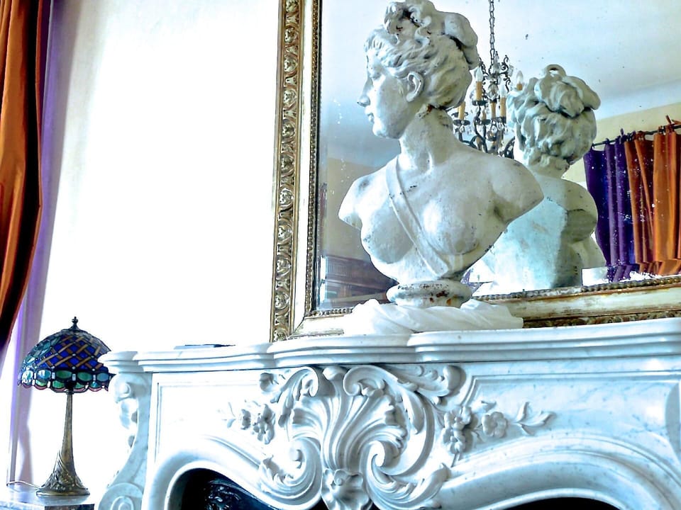 Living area. Fire place