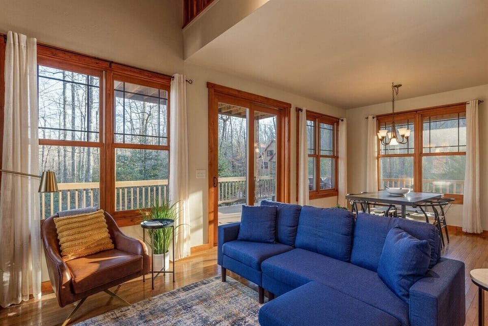 Living area and kitchen table to seat 6