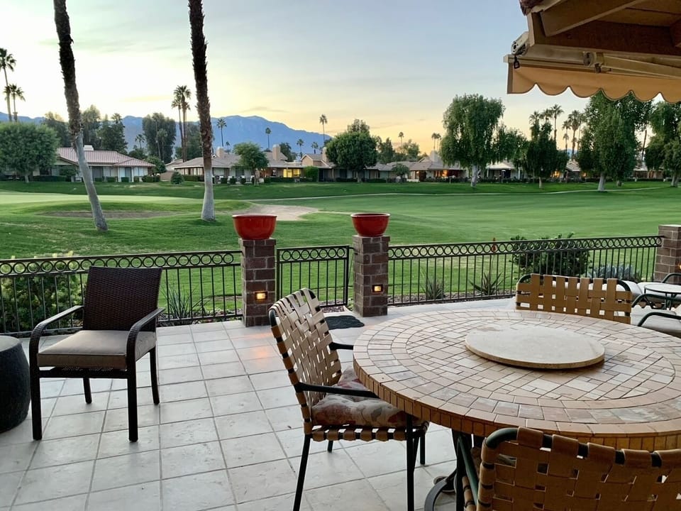 Fantastic condo with golf course and mountain views :)
