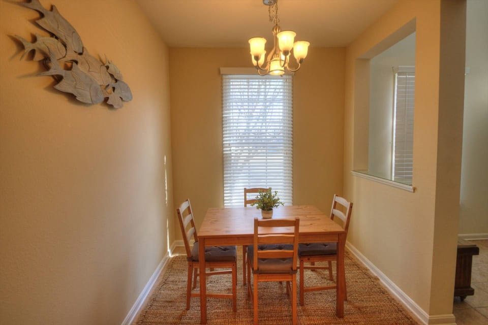 Kitchen seating for four.