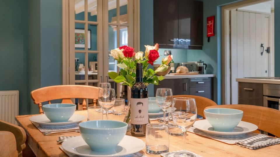 Dining area, 2 Manor Lodge Cottages, Bolthole Retreats
