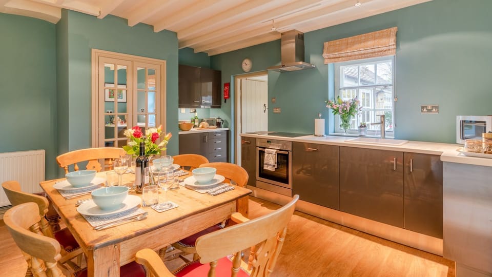 Kitchen-Dining Room, 2 Manor Lodge Cottages, Bolthole Retreats
