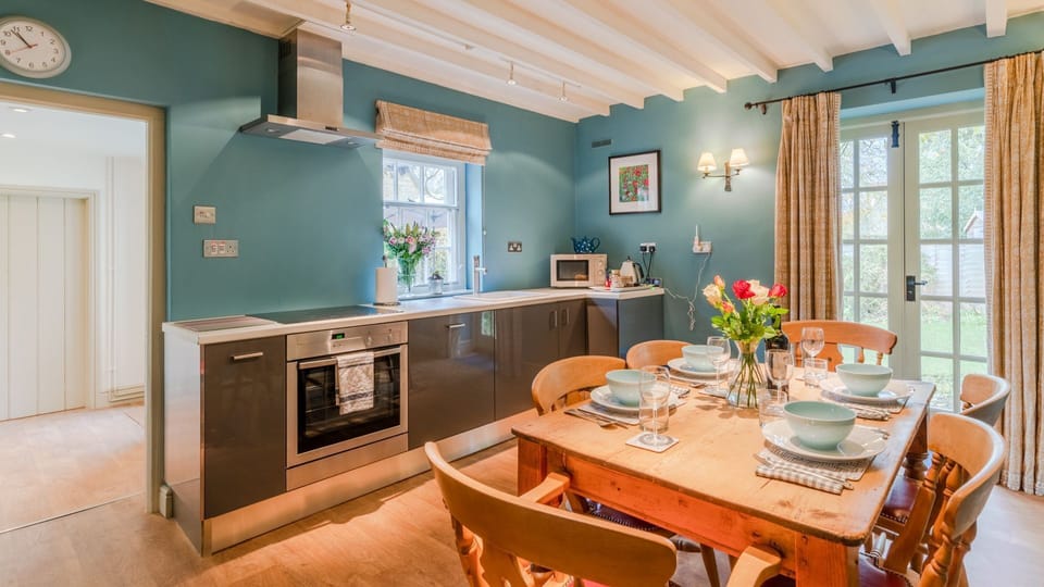 Kitchen-Dining Room, 2 Manor Lodge Cottages, Bolthole Retreats