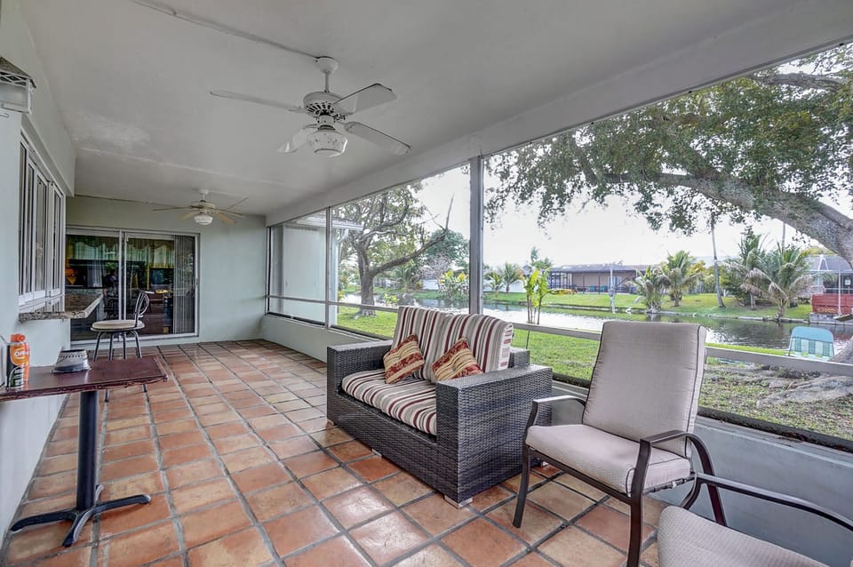 Huge florida room to chillax, amazing views.