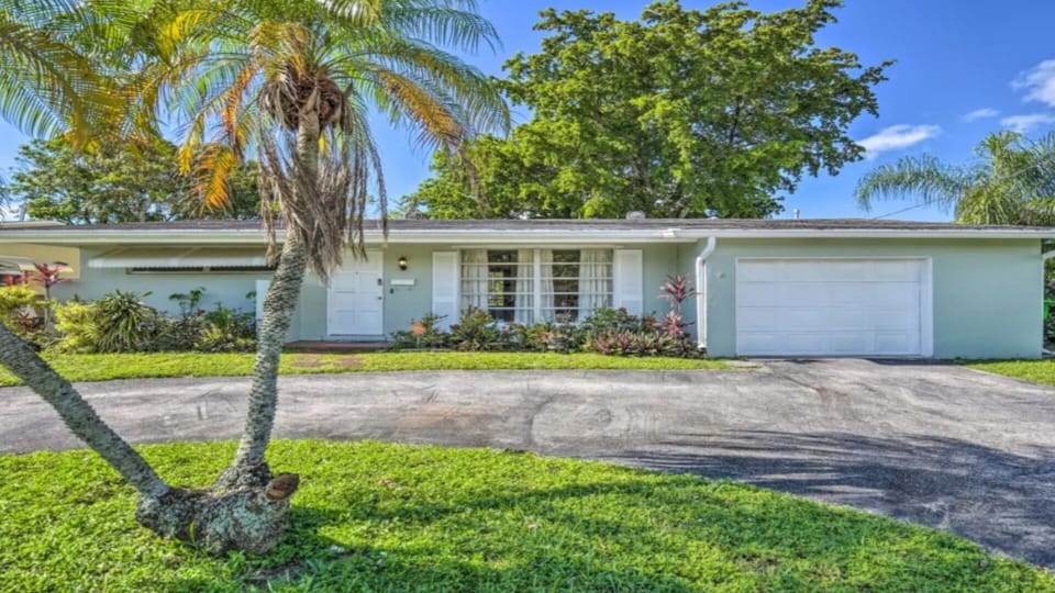 Cute 2BR 2BA bungalow on the water