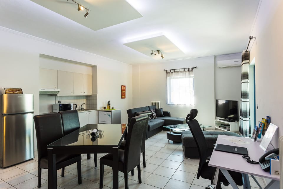 Fully equipped kitchen and dining area