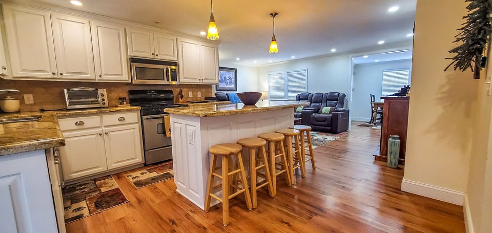 Prepare a scrumptious meal in this well-equipped kitchen or if cooking is not on the agenda head to West Jefferson and dine at one of our great restaurants!