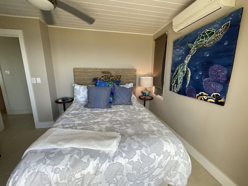 Queen bedroom with ocean view (3)